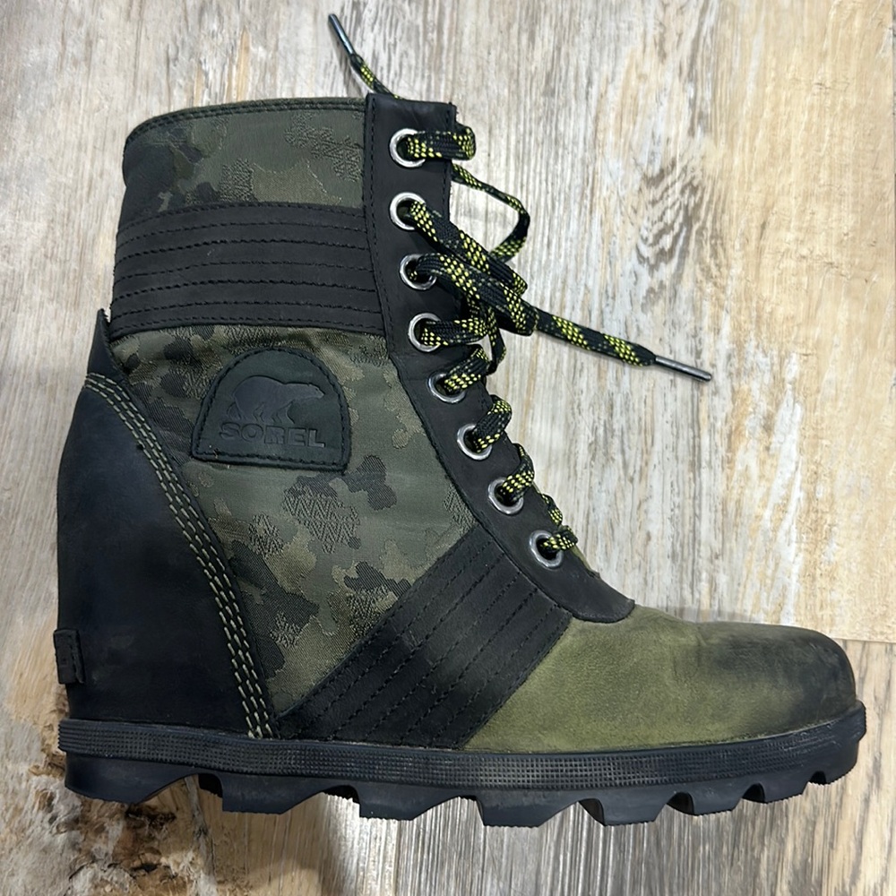 Women’s Sorel Camo wedge bootie